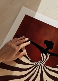 Un afiș cu o femeie care dansează într-o rochie cu dungi-5