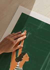 Een poster van een vrouw in een gestreept badpak die naar de lucht reikt-9