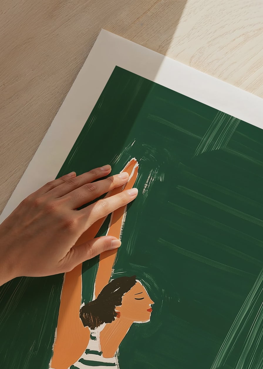 Een poster van een vrouw in een gestreept badpak die naar de lucht reikt-12