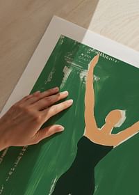 Een poster van een vrouw in zwarte sportkleding die naar de hemel reikt-5