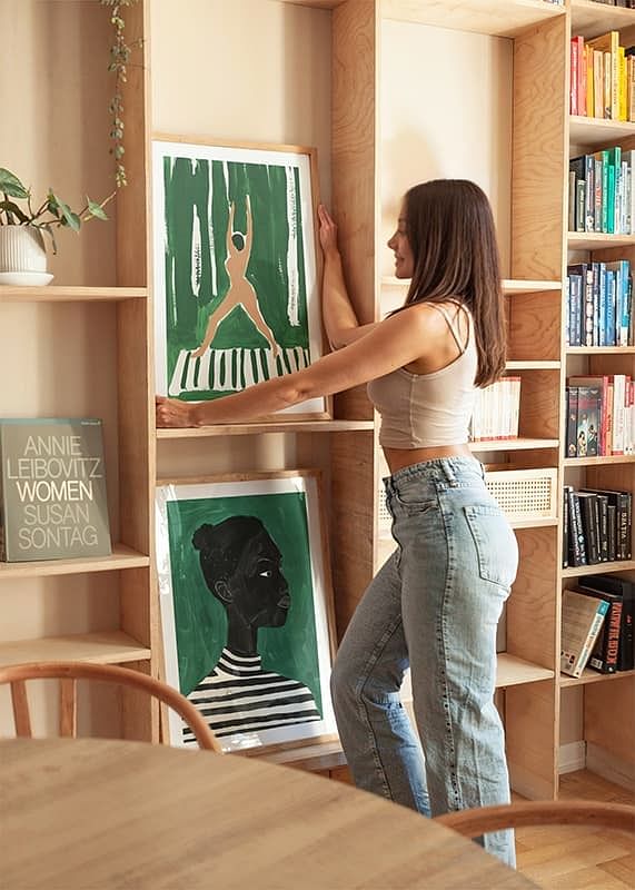 Un poster di una donna di profilo che indossa un maglione a righe-12