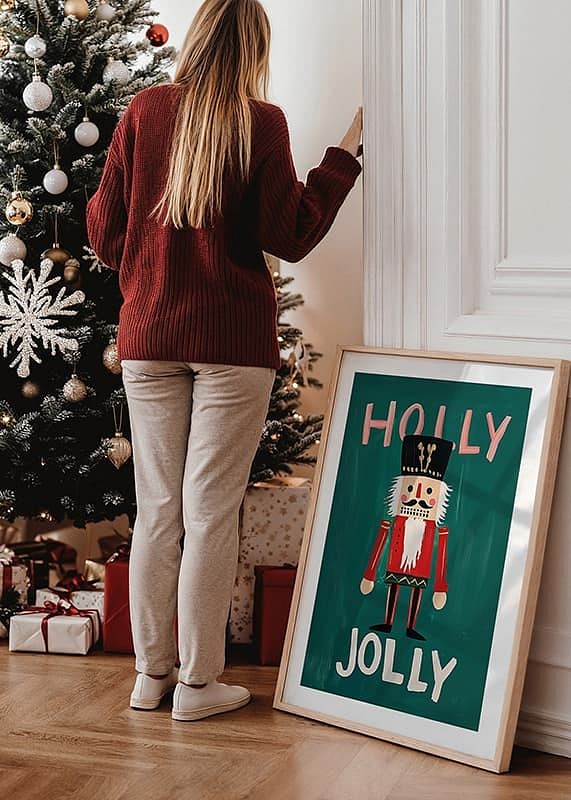 Un afiș cu un spărgător de nuci colorat și textul „Holly Jolly” pe un fundal verde-12