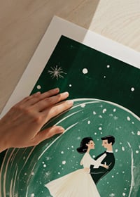 Ein Poster mit einem tanzenden Paar in einer Schneekugel-9