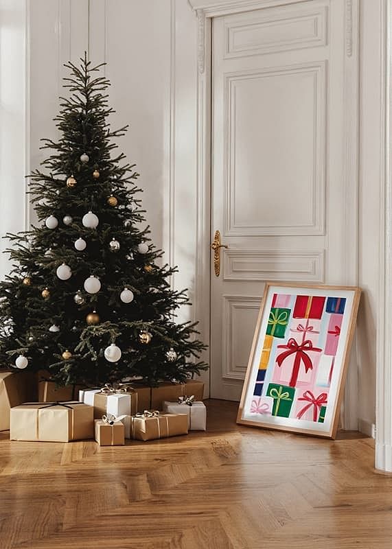 Un poster cu pachete frumos împachetate și fundițe mari în nuanțe festive-12