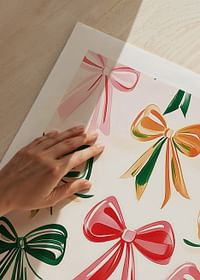Um poster com laços festivos em vermelho, verde, rosa e dourado-5