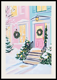 En poster av en pastellfärgad ytterdörr dekorerad med julkransar och snötäckta buskar-2