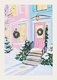 En poster av en pastellfärgad ytterdörr dekorerad med julkransar och snötäckta buskar-3