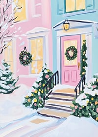 En poster av en pastellfärgad ytterdörr dekorerad med julkransar och snötäckta buskar-7