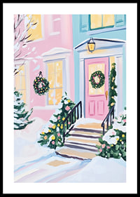 En poster av en pastellfärgad ytterdörr dekorerad med julkransar och snötäckta buskar-0
