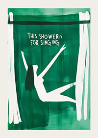 En poster av en sjungande kvinna i duschen-3