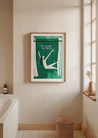 En poster av en sjungande kvinna i duschen-8