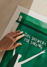 En poster av en sjungande kvinna i duschen-9