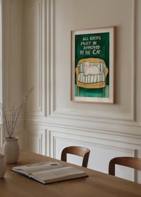 Ein Poster einer weißen Katze auf einem gelben Sofa-8