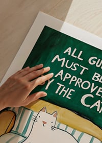 Ein Poster einer weißen Katze auf einem gelben Sofa-9