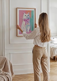 En poster av en stolt vit katt med rosa rosett-8