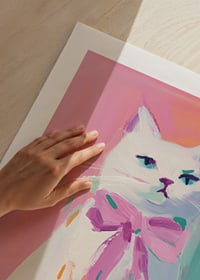 En poster av en stolt vit katt med rosa rosett-9