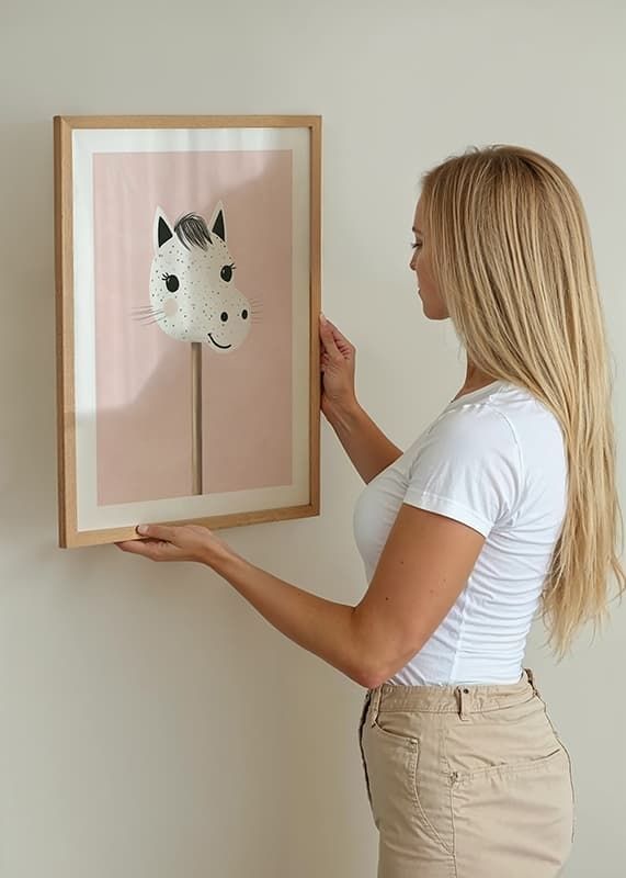 Een poster van een vrolijk, gevlekt stokpaardje tegen een roze achtergrond-12