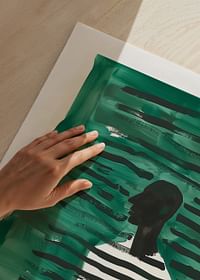Ein Poster mit einer Silhouette, umgeben von grünen und schwarzen Linien-5