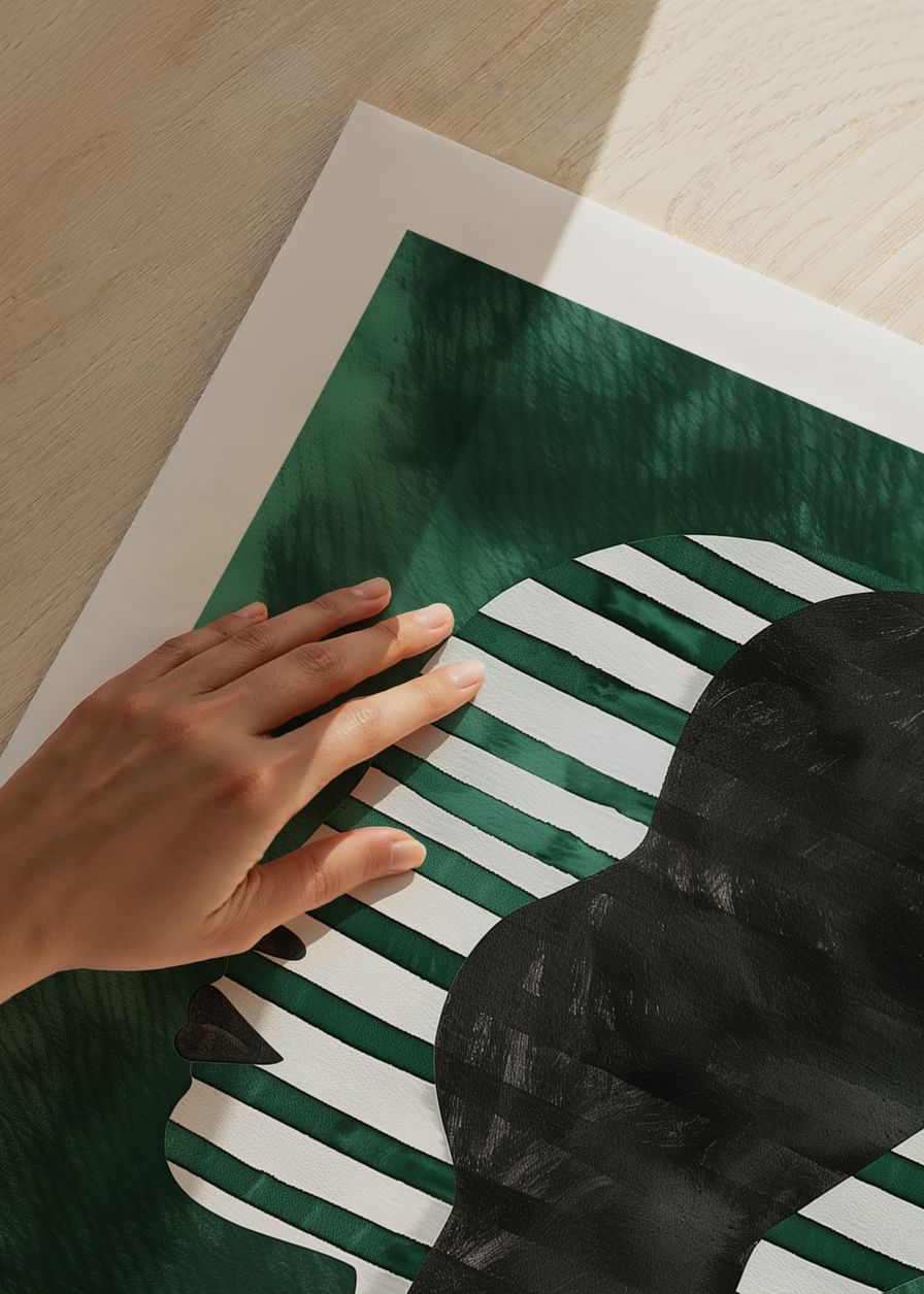 Une affiche avec une silhouette rayée de profil sur un fond vert-12