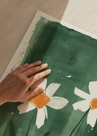 En poster med vita blommor i akvarellstil mot grön bakgrund-3