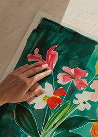  En poster med livliga blommor i en randig vas mot grön bakgrund-3