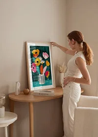  En poster med livliga blommor i en randig vas mot grön bakgrund-8
