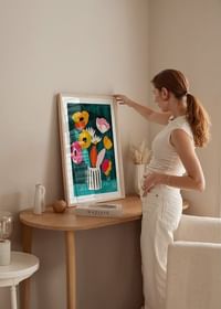  Ein Poster mit leuchtenden Blumen in einer gestreiften Vase vor grünem Hintergrund-4