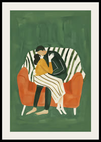 En plakat av et par i en kjærlig omfavnelse på en oransje sofa-2