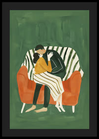 En plakat av et par i en kjærlig omfavnelse på en oransje sofa-4