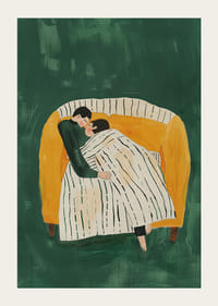 Een poster van een stel dat samen onder een deken op een gele bank rust-3