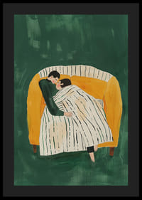 Een poster van een stel dat samen onder een deken op een gele bank rust-4