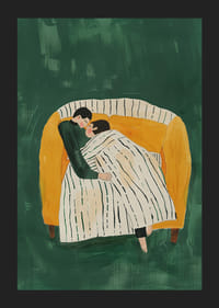 Een poster van een stel dat samen onder een deken op een gele bank rust-5