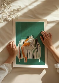 En poster av ett par i en kärleksfull omfamning på en randig soffa-8
