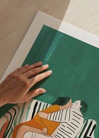 En poster av ett par i en kärleksfull omfamning på en randig soffa-9
