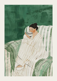 Een poster waarop een vrouw in een leunstoel staat, gewikkeld in een badjas, genietend van een kopje-3