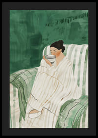 Een poster waarop een vrouw in een leunstoel staat, gewikkeld in een badjas, genietend van een kopje-4