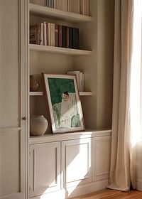 Een poster waarop een vrouw in een leunstoel staat, gewikkeld in een badjas, genietend van een kopje-4