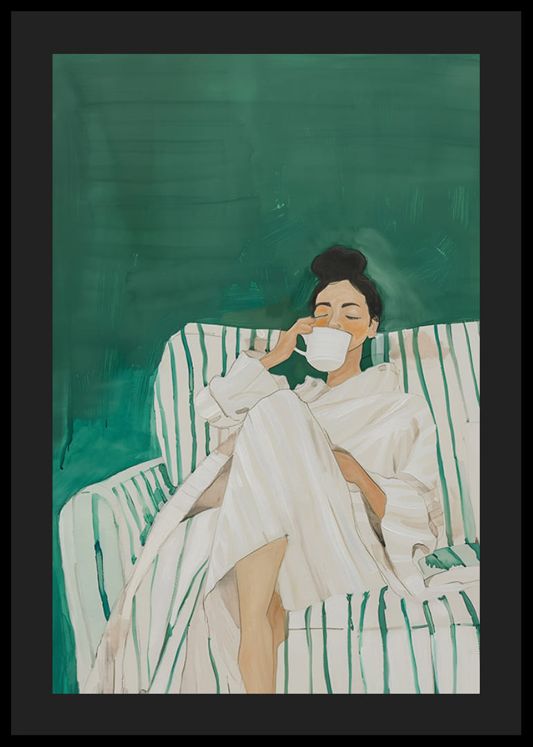 Egy poszter, amelyen egy nő fürdőköpenyben, a kanapén pihenve egy csésze italt élvez-12