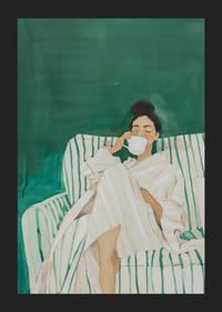 Egy poszter, amelyen egy nő fürdőköpenyben, a kanapén pihenve egy csésze italt élvez-5