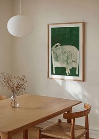 En plakat af en person i stribet tøj, der matcher sofaen-4