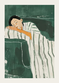 Un poster di una donna in profondo riposo, avvolta in una coperta sul suo divano-3