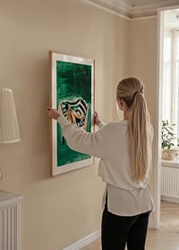 En poster som skildrar en kvinna i total avkoppling på en randig soffa-8