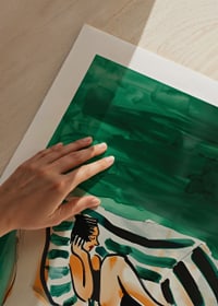 En poster som skildrar en kvinna i total avkoppling på en randig soffa-9