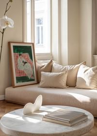 Une affiche représentant une femme et son chat se reposant ensemble-4