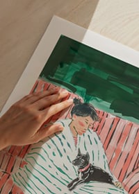 En poster som skildrar en kvinna och hennes katt vilandes tillsammans-9
