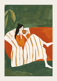 Egy pokát, amely egy nőt ábrázol pokrócba burkolva, amint egy forró csészét élvez a karosszékben-3