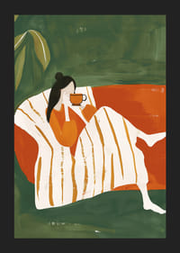 Egy pokát, amely egy nőt ábrázol pokrócba burkolva, amint egy forró csészét élvez a karosszékben-5