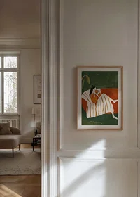 En poster som skildrar en kvinna insvept i en filt, njutande av en varm kopp i en fåtölj-8