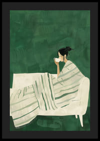 Een poster waarop een vrouw is afgebeeld, gewikkeld in een gestreepte deken, genietend van een warme kop thee.-4