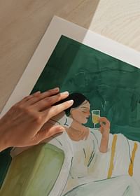 Une affiche représentant une femme dans un luxe décontracté, dégustant un verre de vin-5